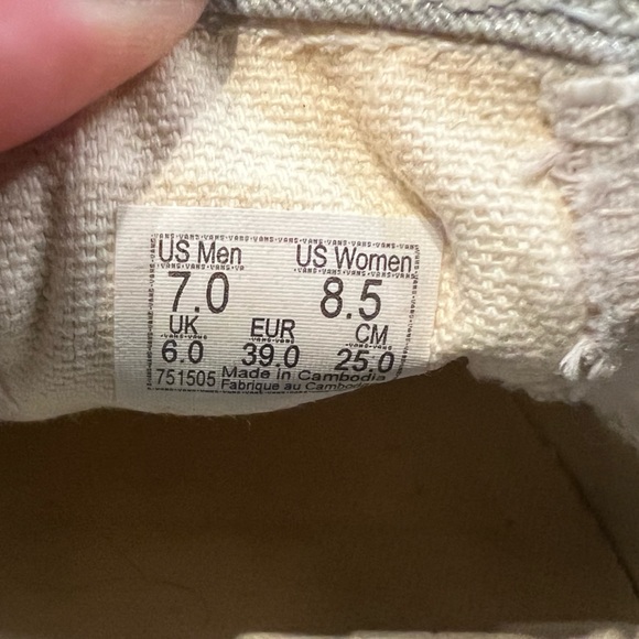 Vans slides sliver size 7 mens or 8.5 womens - Picture 6 of 6